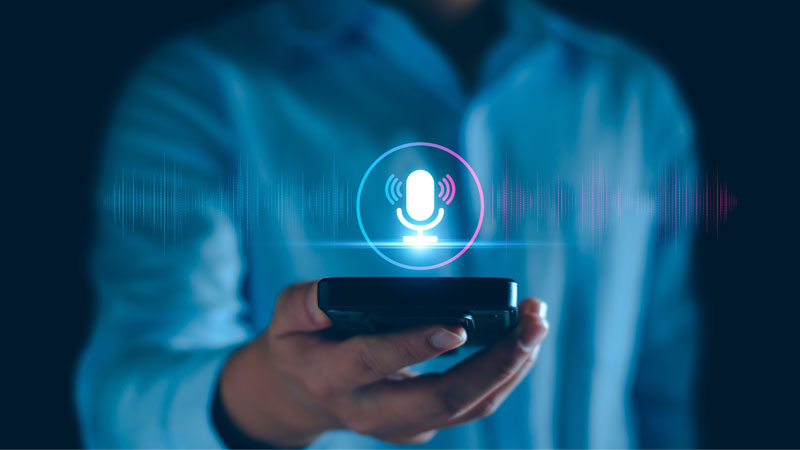 uomo con in mano uno smartphone